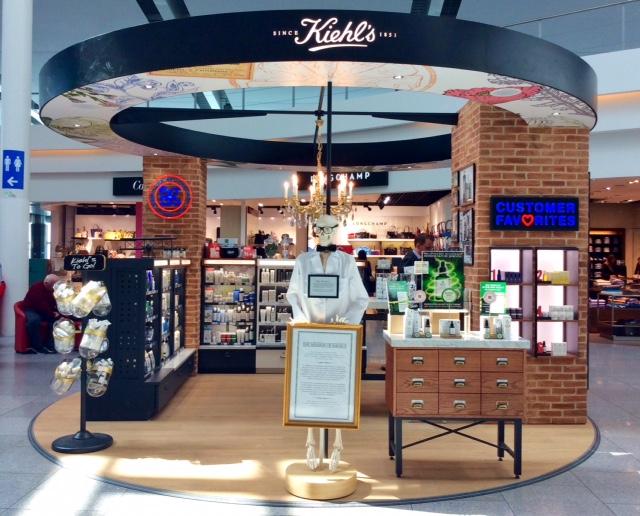 Pop-up store Kiehl's situé dans l'aéroport de Dublin.