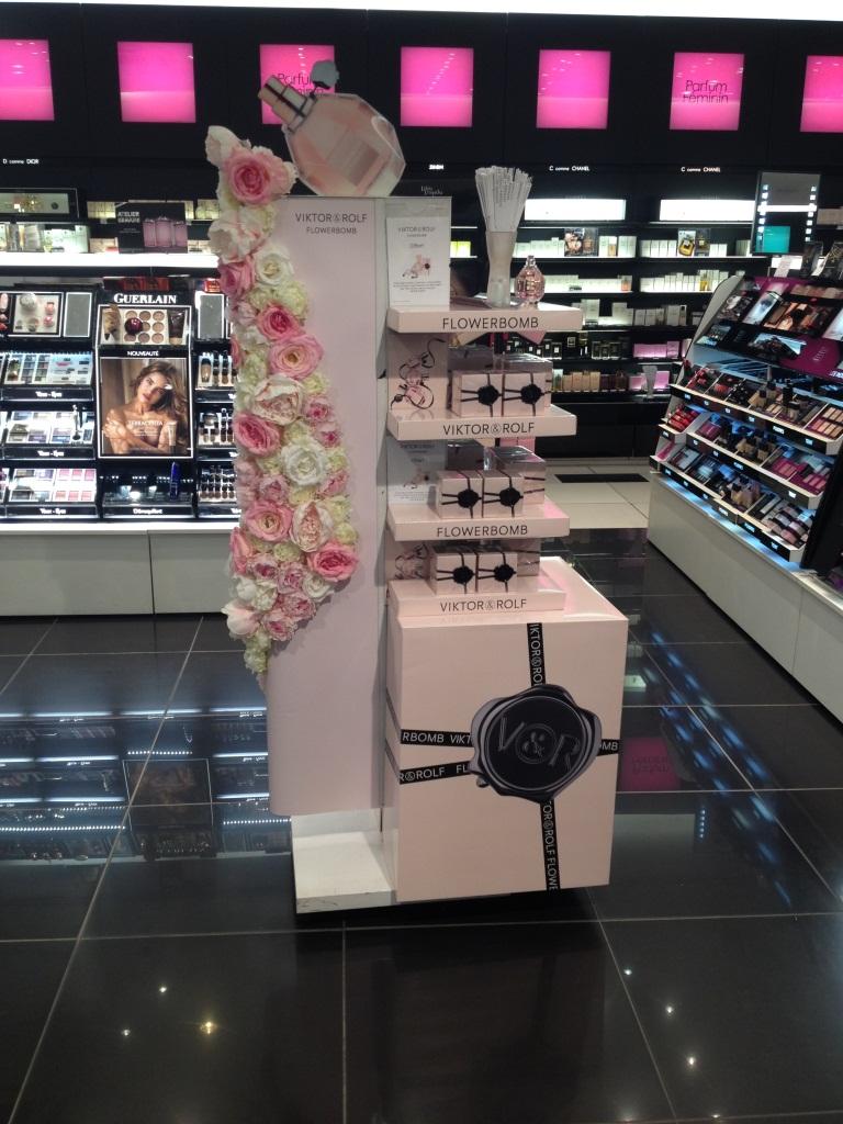 podium d'animation viktor&rolf chez sephora