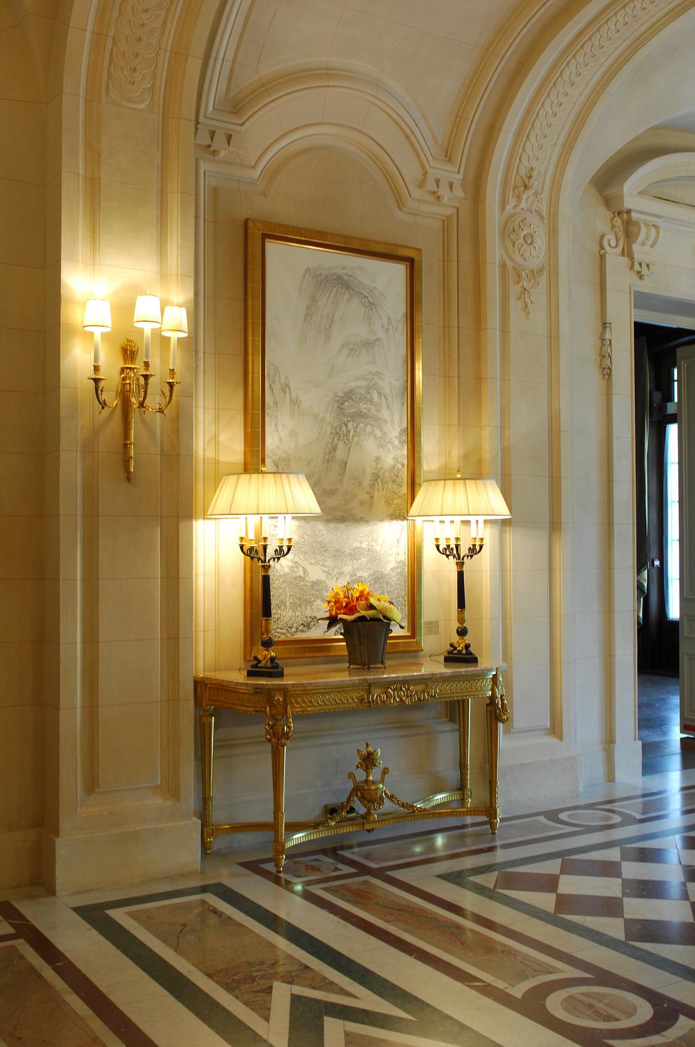 console sculptée et dorée à l'or pour l'entrée du Place parisien Shangri la